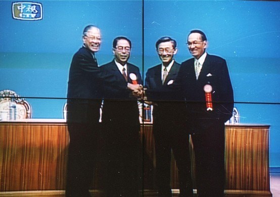 From left, Kuomintang candidate Lee Teng-hui, independent candidates Lin Yang-kang and Chen Li-an, and Democratic Progressive Party candidate Peng Ming-min shake hands ahead of Taiwan’s first televised presidential policy presentation on Feb. 25, 1996. CNA file photo