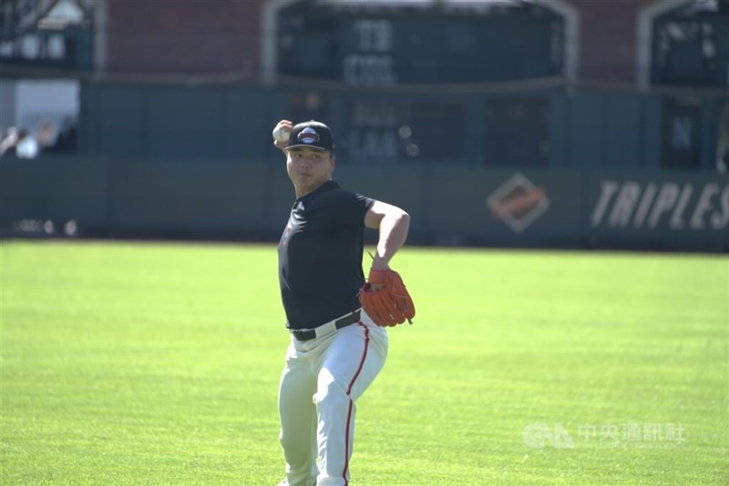 Taiwanese pitcher Teng Kai-wei throws a pitch during a training session. CNA file photo