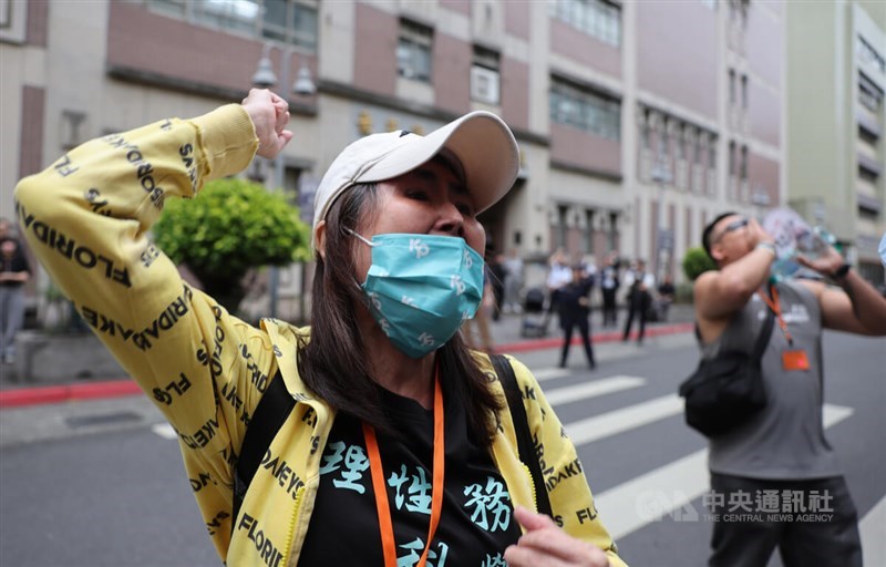 Supporters of former Taipei Mayor Ko Wen-je shout outside the Taipei District Court on Thursday. CNA photo March 26, 2026