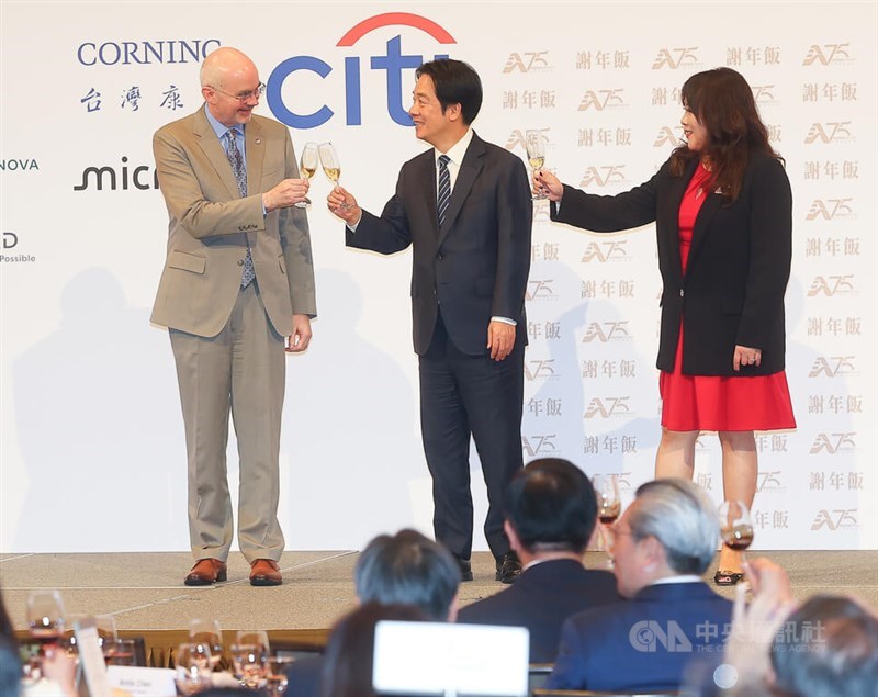 American Institute in Taiwan Director Raymond Greene (left), President Lai Ching-te (center), and American Chamber of Commerce (AmCham) in Taiwan Chairperson Anita Chen raise a toast at an AmCham event in Taipei on Thursday. CNA photo March 26, 2026