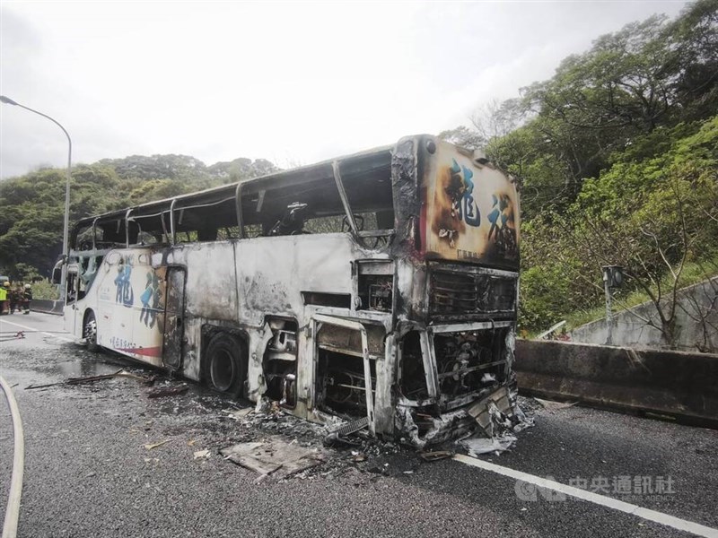 A tour bus gutted by fire stops on the side of National Freeway No. 1 on Saturday. CNA photo March 28, 2026