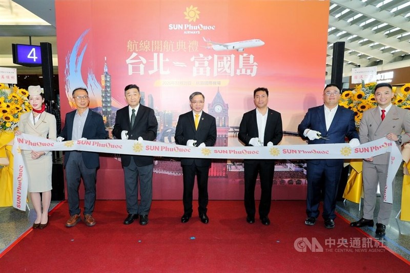 Sun PhuQuoc Airways holds a ribbon-cutting ceremony at Taoyuan Airport to mark the opening of the airline's Phu Quoc-Taipei route. CNA photo March 29, 2026