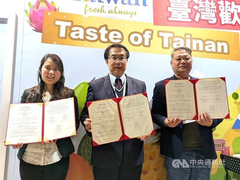 Tainan Mayor Huang Wei-che (center) poses with the signed MOU alongside Cherrain CEO Kris Tang (left) and Fisherman's Hometown International Co. executive Hung Chih-min (right). CNA photo March 30, 2026