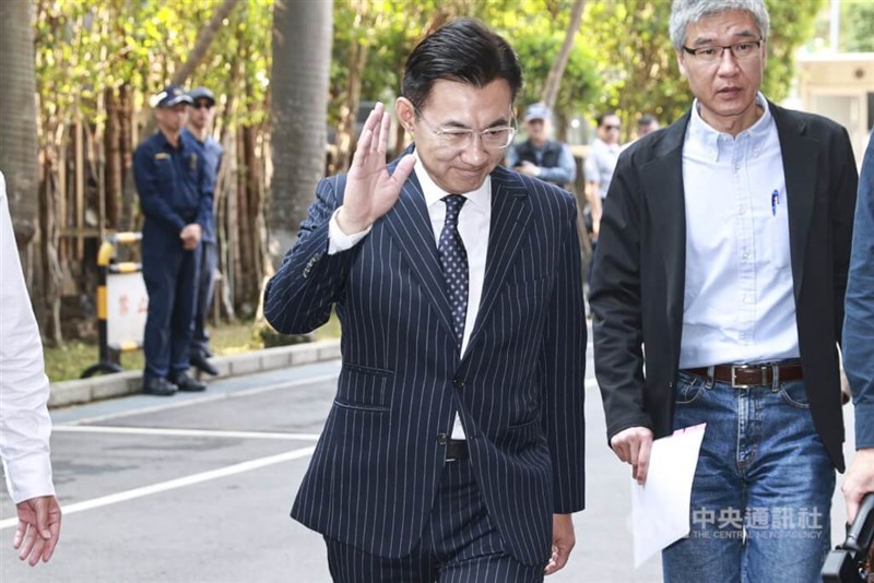 Deputy Legislative Speaker Johnny Chiang waves to reporters without stopping for comments at the Legislative Yuan on Tuesday. CNA photo March 31, 2026