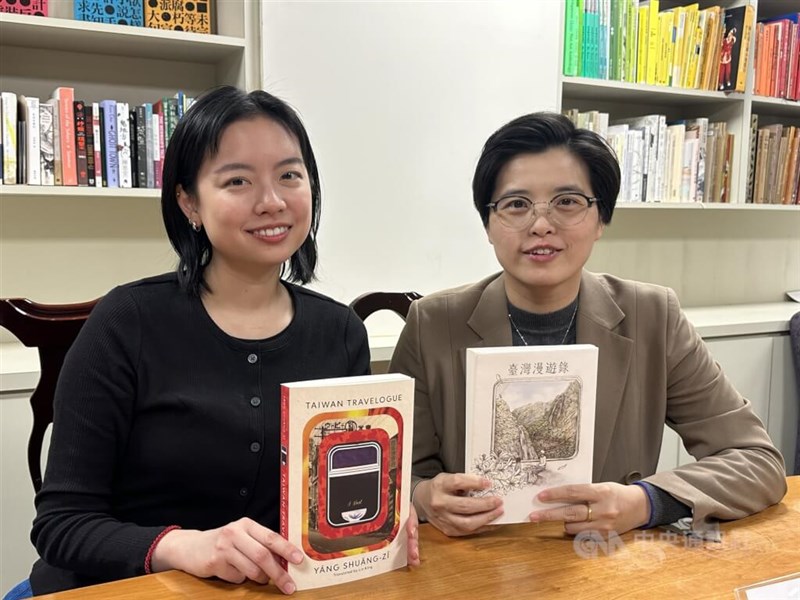 Taiwanese author of the novel "Taiwan Travelogue" Yang Shuang-zi (left) and the book's English translator Lin King. CNA file photo