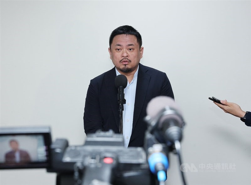 Labor Minister Hung Sun-han speaks to the media at the Legislative Yuan in Taipei on Wednesday. CNA photo April 1, 2026