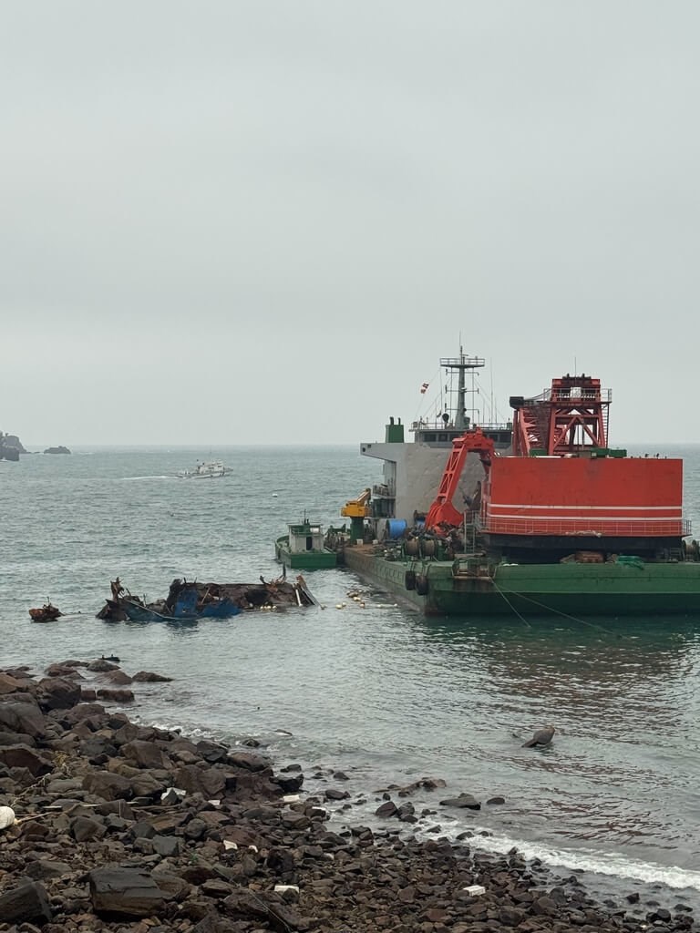 Chinese fishing boat Min Lian Yu 63896 (right) and the capsized Hai Hong Gong 66. Photo courtesy of a private contributor