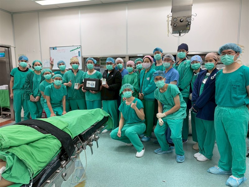 Huang Tsai-wang (seventh from left), director of Tri-Service General Hospital’s (TSGH) Department of Surgery, poses with members of the medical team after a DPS implantation surgery in early March. Photo courtesy of TSGH April 3, 2026