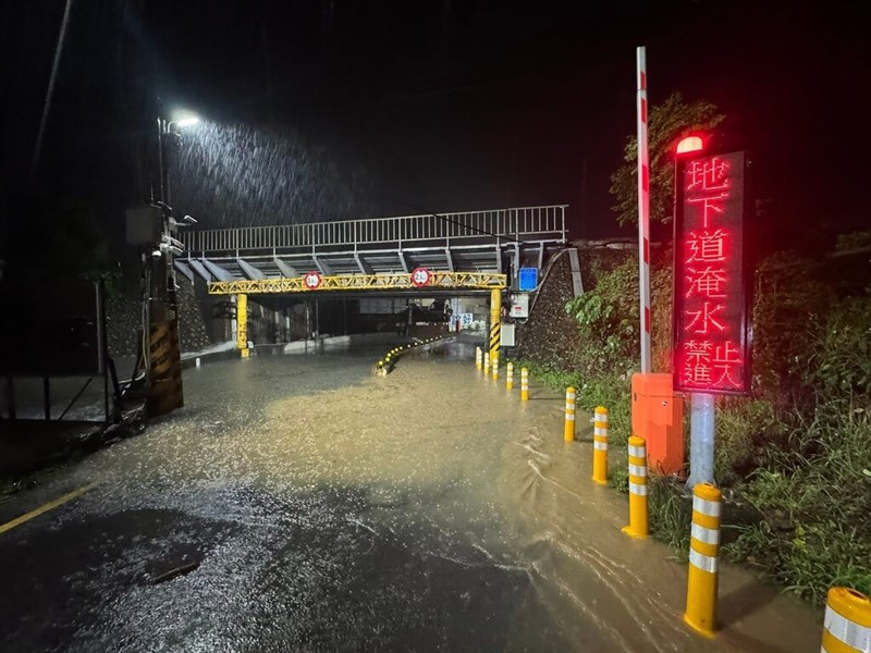 Heavy rain causes a road closure in Hsinchu City early Saturday. Photo courtesy of Hsinchu City Shuiyuan Village Chief Tseng Han-yang