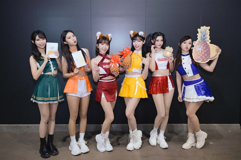 Six cheerleaders from Taiwan's famous baseball teams promote the "Taiwan Pineapple Day" at Nippon-Ham Fighters' game inside Es Con Field Hokkaido stadium on Friday. Photo courtesy of the Ministry of Agriculture
