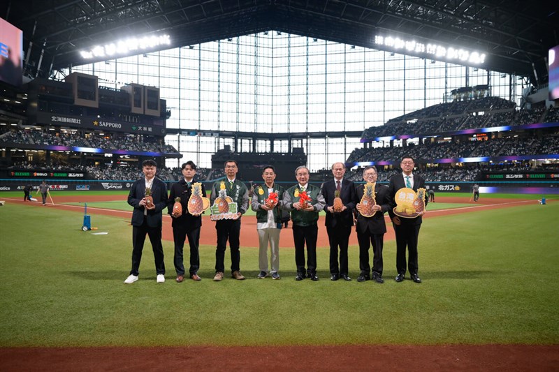 Agriculture Deputy Minister Hu Jong-i (fourth right) promotes the "Taiwan Pineapple Day" at Nippon-Ham Fighters' game inside Es Con Field Hokkaido stadium with Japanese and Taiwanese officials. Photo courtesy of the Ministry of Agriculture