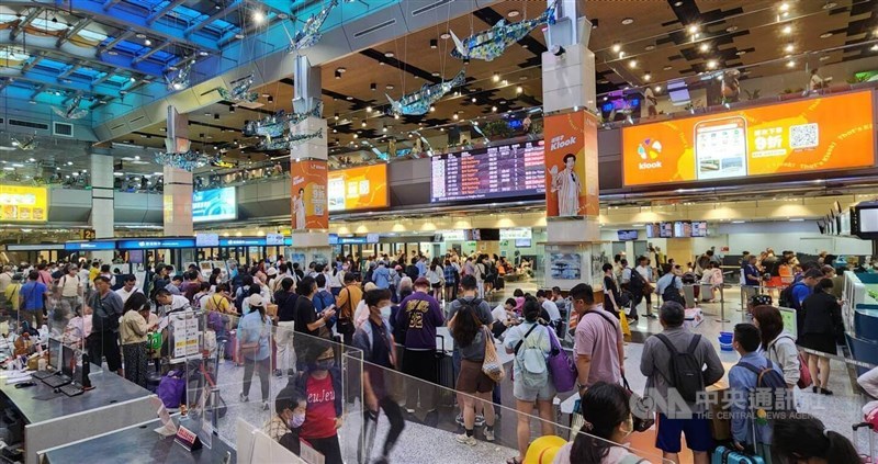 Travelers are stranded in the Penghu Airport in this CNA file photo for illustrative purposes.