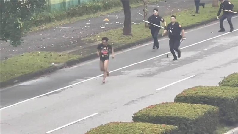 Hualien police officers pursue a 46-year-old Thai migrant worker. Photo courtesy of a local resident