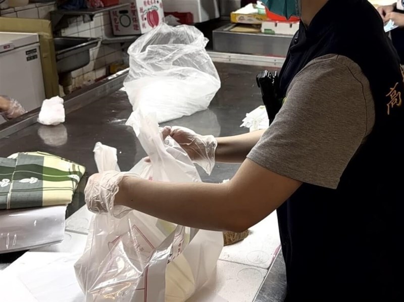 A health official collects food samples at a spring roll stall at Zhengyi Market in Kaohsiung. Photo courtesy of the Kaohsiung City Department of Health April 6, 2026