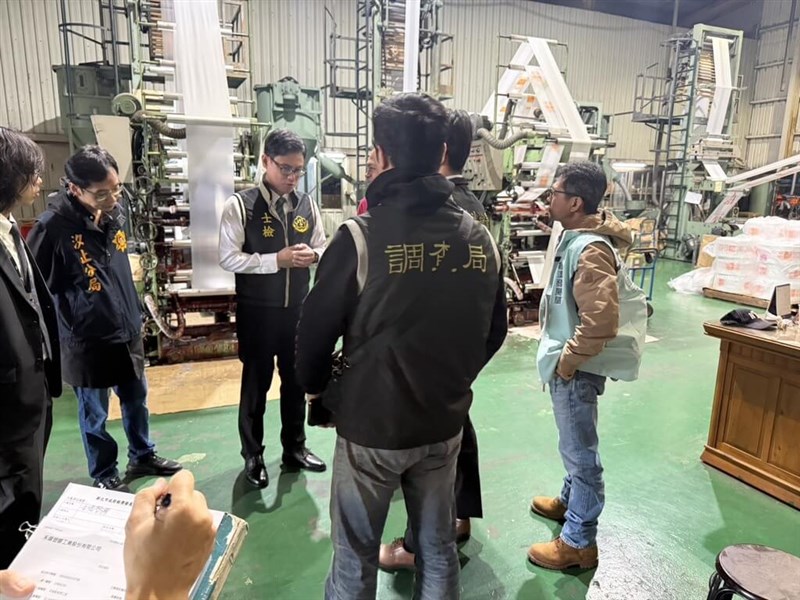 Prosecutors and police officials inspect a plastic products supplier in New Taipei on April 8. (Photo courtesy of the Shilin District Prosecutors Office)