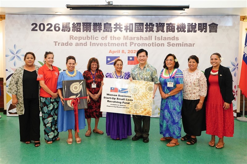 Foreign Minister Lin Chia-lung (fourth right) poses for a photo with representatives from the Marshall Islands on Wednesday during a three-day visit to the nation. Image taken from Lin Chia-lung's Facebook