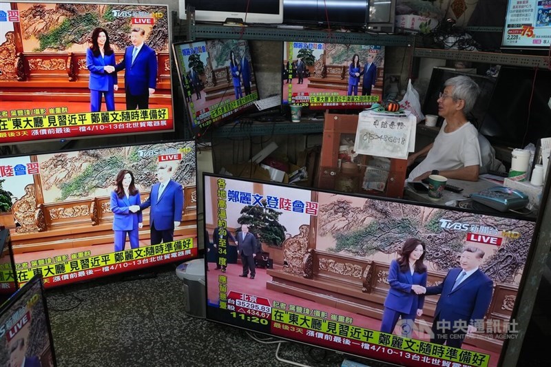Televisions at a store in Wanhua District display news of Kuomintang Chairperson Cheng Li-wun meeting Chinese President Xi Jinping on Friday. CNA photo April 10, 2026