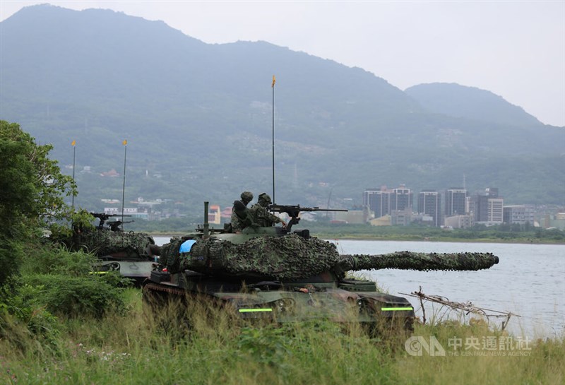 A CM11 tank and an M88 armored vehicle in New Taipei. CNA file photo