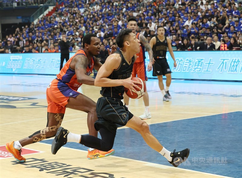 Lin (front right) scores 18 points in the first half of the game in Taipei on Saturday. CNA photo April 11, 2026