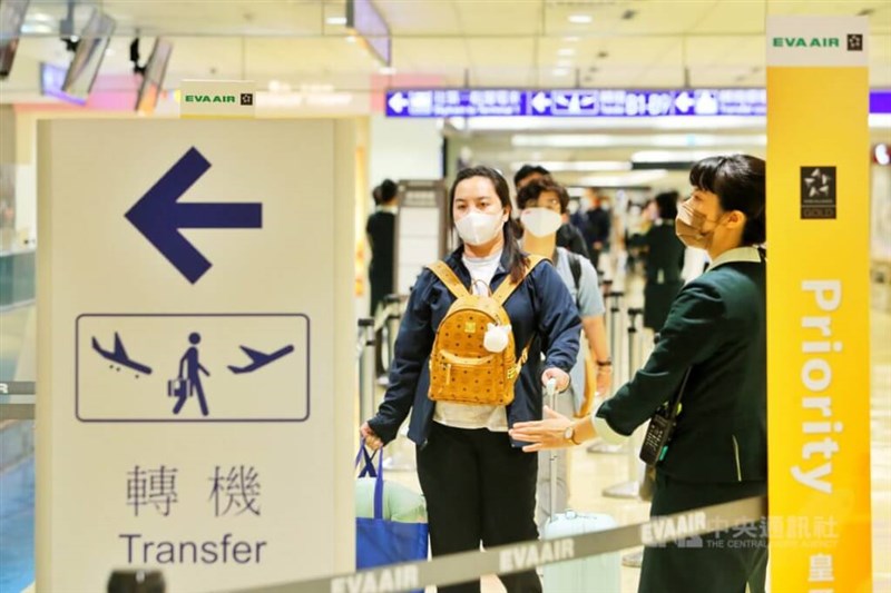 Travelers transfer at the Taoyuan Airport. CNA file photo