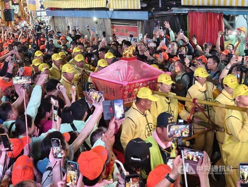 A palanquin carrying Mazu statues sets off on the annual Baishatun Mazu pilgrimage from Miaoli County on Monday. CNA photo, April 13, 2026