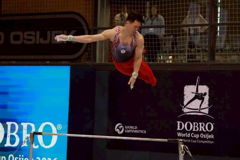Tang Chia-hung executes a move on the horizontal bar. Photo courtesy of Huang Bo-rui
