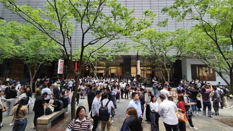 Patrons to Breeze Xinyi in Taipei's Xinyi District evacuates the complex after a fire broke out at the Inparadise buffet restaurant on the 46th floor of the building. Photo courtesy of local authorities