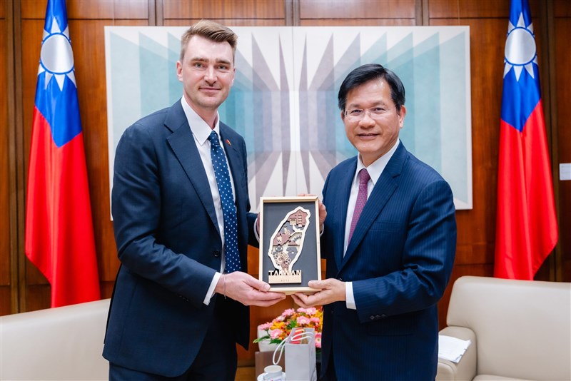 Lithuania's trade representative to Taiwan Karolis Pilipauskas (left) and Foreign Minister Lin Chia-lung. Image taken from Lin Chia-lung's Facebook
