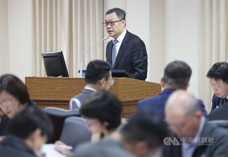 Deputy Foreign Minister Chen Ming-chi (back center). CNA photo April 15, 2026