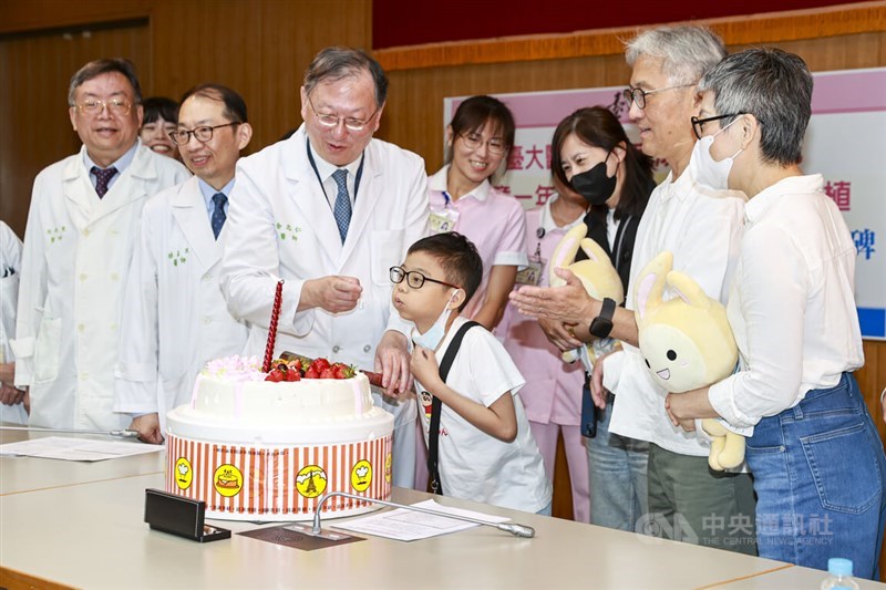 Hsu (front third right) blows out a candle on his cake with surgeons at National Taiwan University Hospital in Taipei on Wednesday. CNA photo April 15, 2026