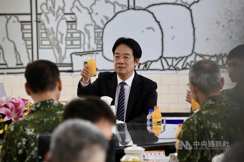 President Lai Ching-te toasts with service members at the Army Infantry Training Command’s Jintang Camp in Kaohsiung on Friday. CNA photo April 17, 2026