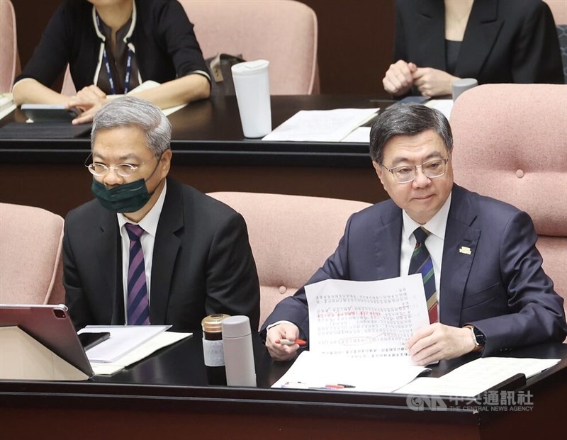 Premier Cho Jung-tai (right) and Economics Minister Kung Ming-hsin (left) attend a legislative committee hearing in Taipei Friday. CNA photo April 17, 2026