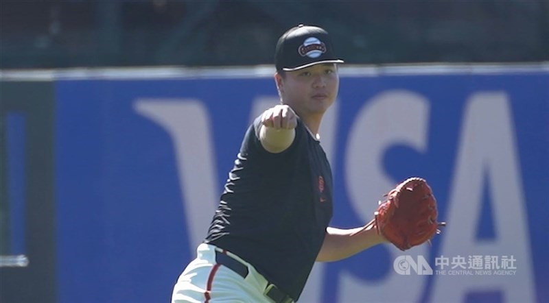 Teng Kai-wei throws a ball during pitching practice. CNA file photo