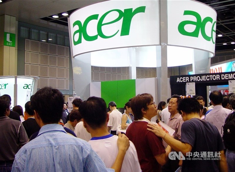 Visitors gather around an Acer booth at an exhibition. CNA file photo