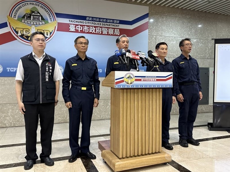 Wu Ching-tien (center), commissioner of the Taichung Police Department, elaborates on the results of the investigation into allegations that TPP founder Ko Wen-je was sprayed with pepper spray at Fengjia Night Market, at a press conference on Monday. CNA photo, April 20, 2026.