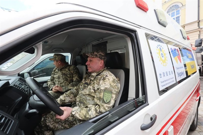 Ukrainian soldiers drive an ambulance donated by Taiwan. Photo courtesy of the Lviv city government 