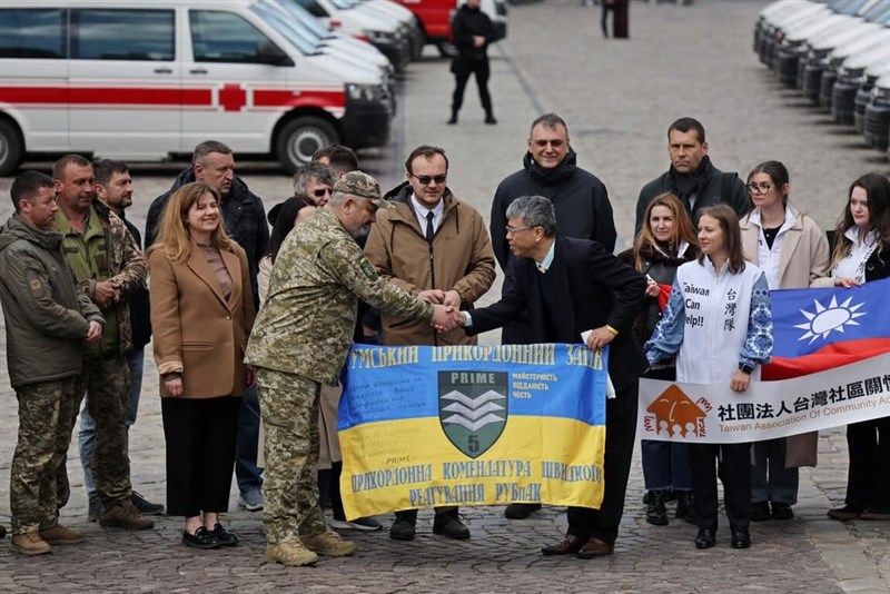 Taiwan Association of Community Advancement Secretary-General Lin Wei-lian (front right) shakes hands with Ukrainian officials. Photo courtesy of the Lviv city government 