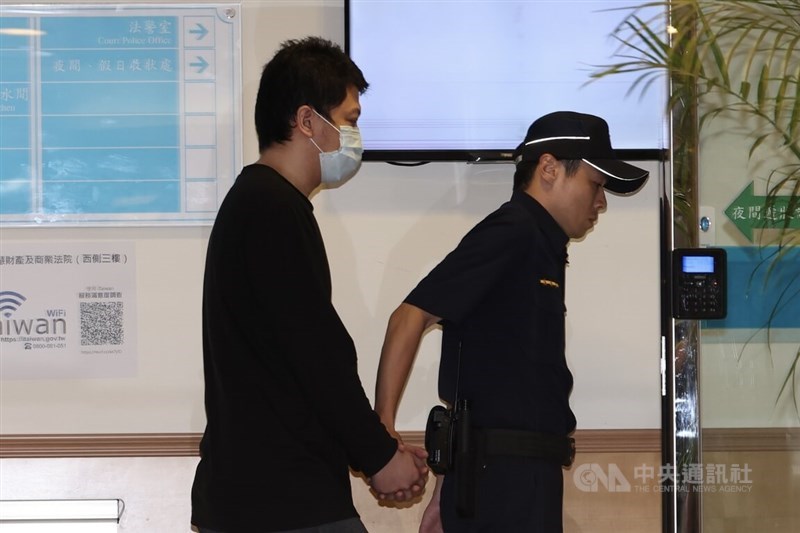 A police officer escorts Chen Wei-chieh to court on Monday. CNA photo April 27, 2026