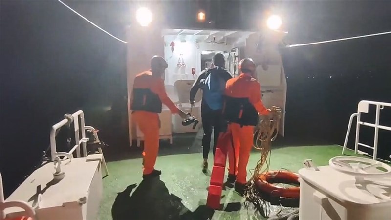 Coast guard officers on Sunday intercepts a man who was banned from leaving the country while attempting to flee from Kinmen to China. Photo Courtesy of Coast Guard Administration