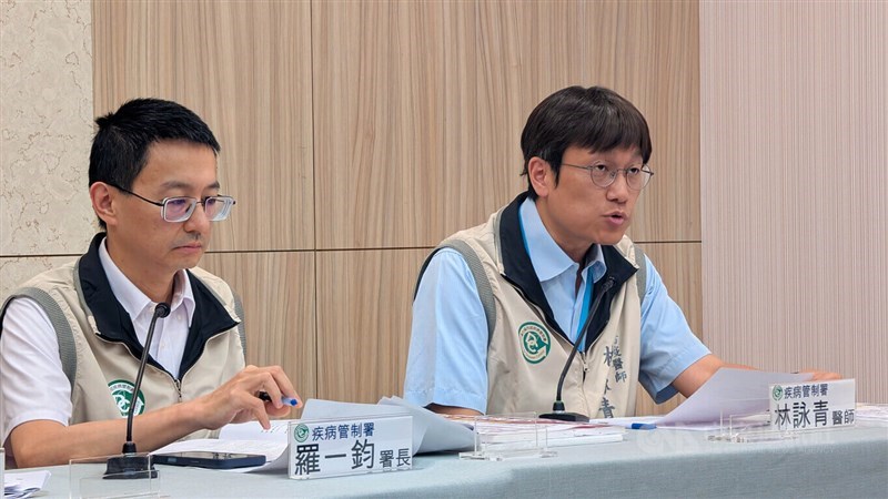 CDC epidemiologist Lin Yung-ching (right). CNA photo April 28, 2026