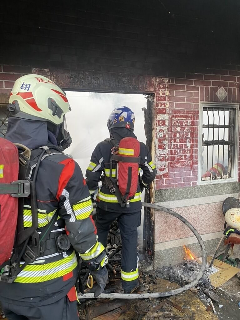 Firefighters extinguish a fire that broke out at a single-story home in Douliu City on Tuesday. Photo courtesy of the Yunlin County Fire Department