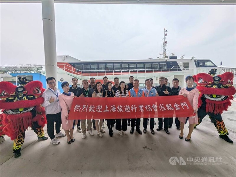 Staff from the Kinmen County Government welcome Shanghai travelers in Kinmen on Wednesday. CNA photo April 29, 2026