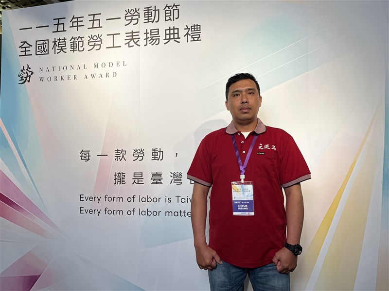 Indonesian worker Kholis Intamu poses for a photo at the National Model Worker Award ceremony in Taipei on Wednesday. CNA photo April 29, 2026
