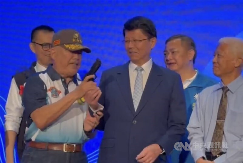 Chi Lin-lien (first left, front row), one of the KMT’s four deputy chairs, says on Wednesday that Legislative Speaker Han Kuo-yu should be expelled from the party over his reported support for a NT$800 billion defense budget. CNA file photo.