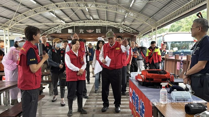 Minister Without Portfolio Chi Lien-cheng (front right second) and Hualien County Magistrate Hsu Chen-wei (front left second) at the evacuation drills in Hualien on Thursday. CNA photo April 30, 2026