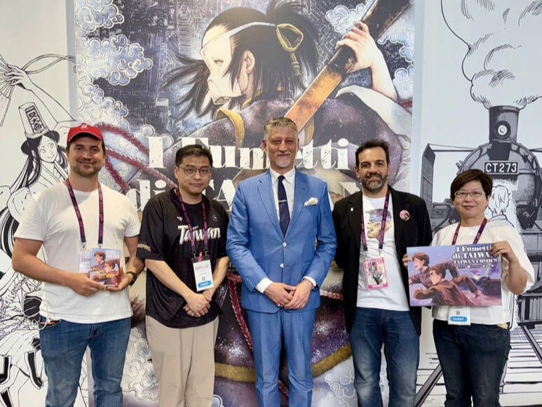 Italy Minister of Culture Alessandro Giuli (center) and Comicon Napoli Chair Claudio Curcio (right second) pose for a photo with staff at the Taiwan pavilion in Naples, Italy, on Thursday. CNA photo April 30, 2026