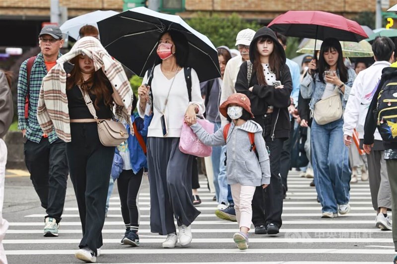 People in light clothing cross a crosswalk in Taipei amid cool temperatures. CNA file photo