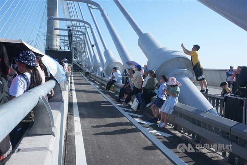 Members of the public enjoy a walk on the Danjiang Bridge at a walk event on April 26. CNA file photo