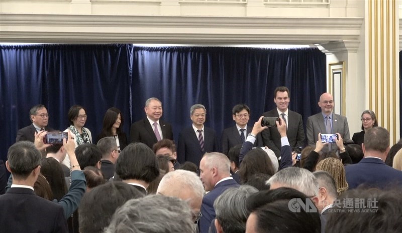 U.S. Under Secretary of Commerce for International Trade William Kimmitt (third right) and American Institute in Taiwan director Raymond Greene (second right) attend the welcoming event for Taiwan's delegation to this year's SelectUSA Investment Summit. CNA photo May 4, 2026