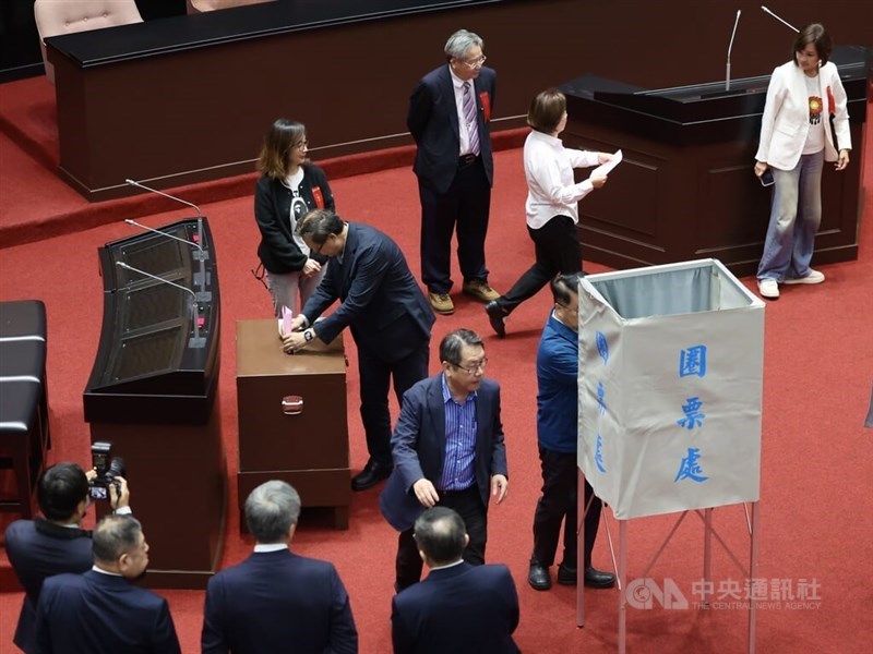 Taiwanese lawmakers vote to approve or reject Hsu Hsi-hsiang as prosecutor-general at the Legislative Yuan on Tuesday. CNA photo May 5, 2026